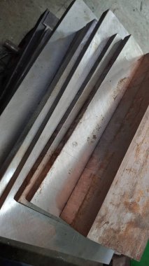 Metal ürünler deposundaki paketlerin metal profil açısı, Rusya