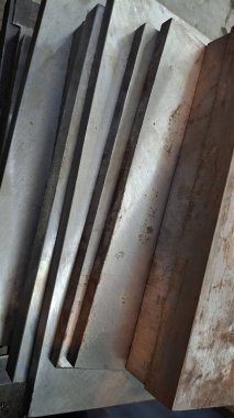 Metal bir boruya yakın.