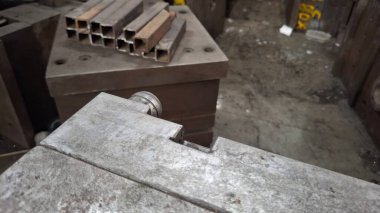 Metal bir boruya yakın.