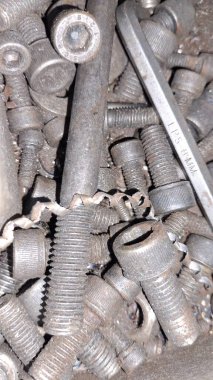 Metal cıvatalar ve fındıklar