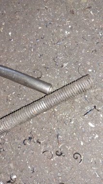 Ahşap bir arka planda paslı bir vidayı kapat.