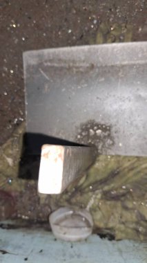 Siyah saplı metal boru.