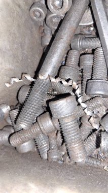 Bir araba motorunun yakın çekim görüntüsü.