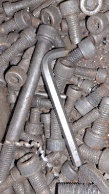 Yerde metal vidalar var.