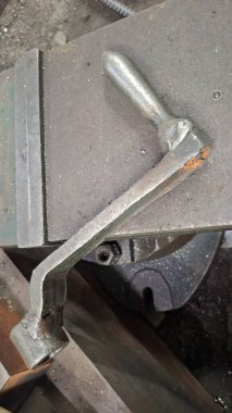 Atölyedeki metal boru.