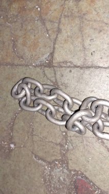 Ahşap arka planda eski paslı zincir