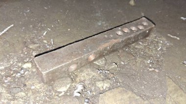 Tahta bir tabağı bıçakla kapatın.