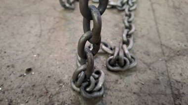 Beyaz arka planda eski paslı zincir