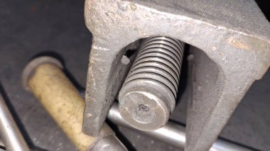 Tahtada vidaları olan metal saplı.