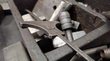 Piyasadaki eski metal aletler