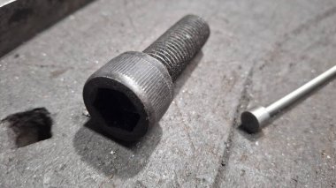 Vida metal saplı bir vida.