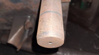 beyaz zemin üzerine metal boru