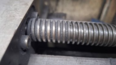 Atölyedeki metal vida