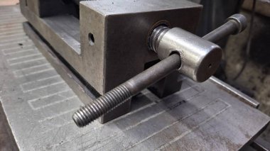 Tahta saplı metal boru.