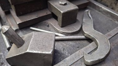 Metal ve metal aletlerin olduğu bir yığını kapat