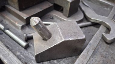 Atölyede vida ile metal vida