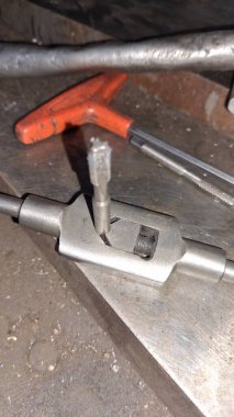 Yakından çekiçle saplı bir çekiç.