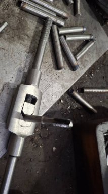 Yakın çekim - bir metal ve büyük bir metal boru