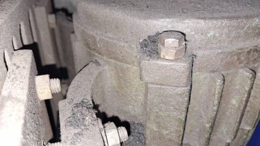 Eski paslı metal boru