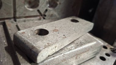 Metal bir boruya yakın.