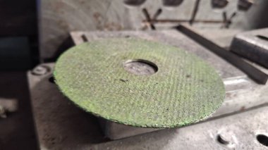 Büyük saplı metal boru.