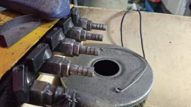 Bir makineyi kesmek için metalin işlevi