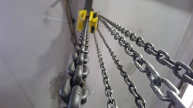 Garajda zincirli metal zincir.