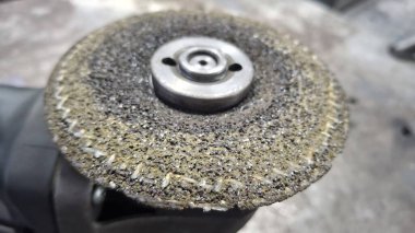 Bir arabaya yaklaş.