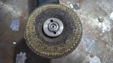 Beyaz arka planı olan metal bir boru.