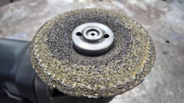 Siyah saplı metal bir borunun yakın çekimi.