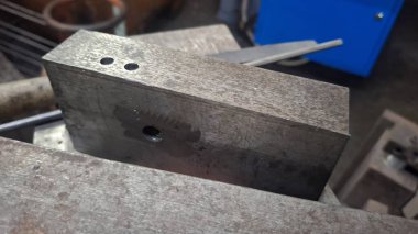 Büyük metal borulu metal bir plaka.