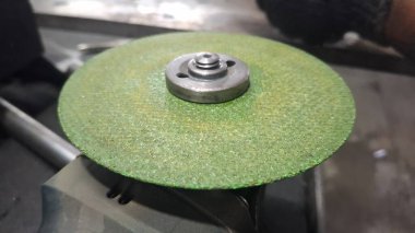 Bir araba tekerleğini kapat.