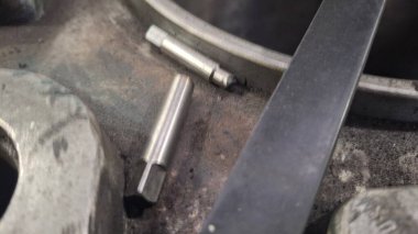 Beyaz arka planı olan metal bir boru.