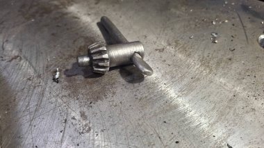 Atölyede metal matkap.