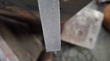 Çelik bir plakaya yakın.