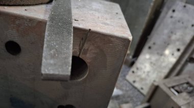 Metal bir kapıyı kapat.