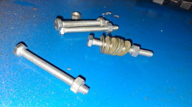 Metal bir civatanın yakın çekim görüntüsü.