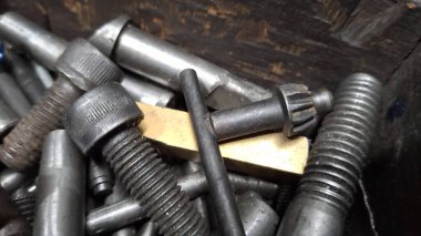 Ahşap arka planı olan metal bir boruya yakın dur.