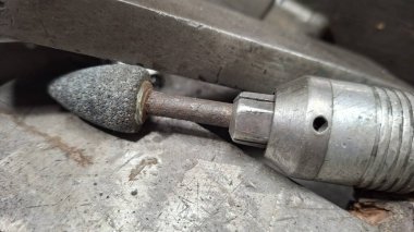 Metal bir boruya yakın.