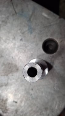 Siyah arkaplanda metal boru