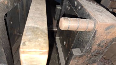 Atölyedeki eski metal boru.