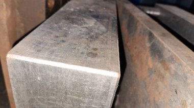 Fabrikada demir kesme tahtası