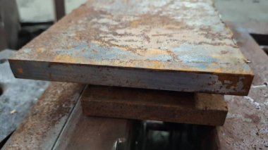 Metal bir boruya yakın.