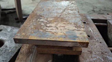 Masadaki paslı metal boru.