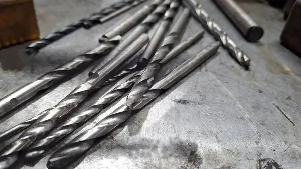 Atölyede metal matkap.