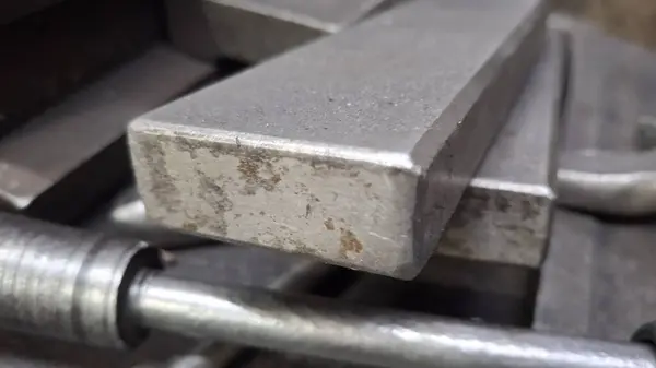 Metal bir parça ile metal plakayı kapat.