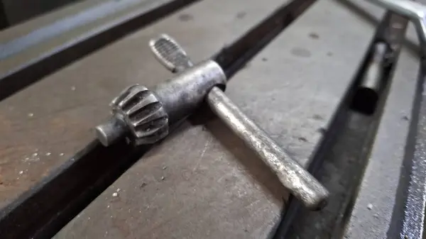 Masadaki paslı metal boru.