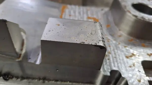 Farklı şekillerde metal borular..