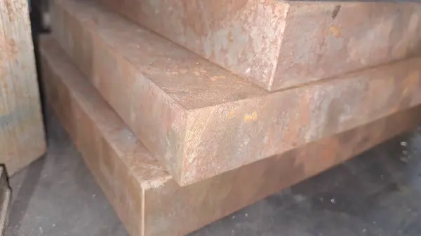 Bir odun yığınına yakın.