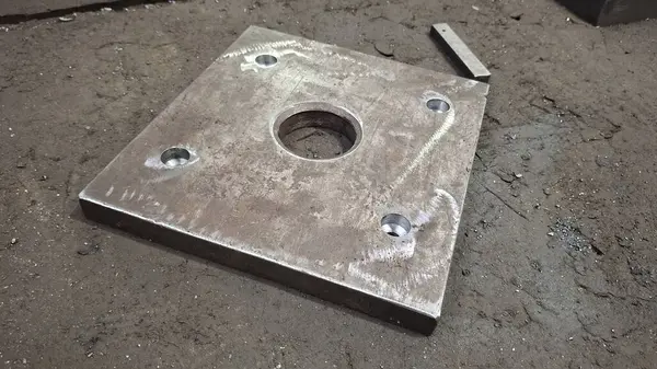 Yerde metal boru var.